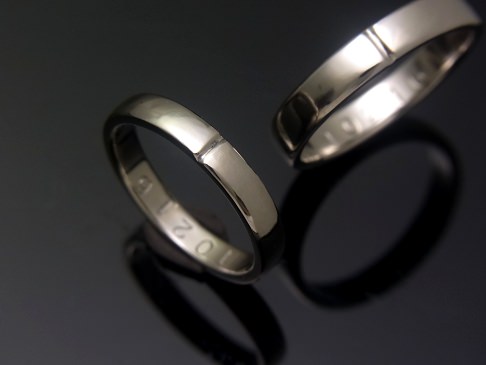 センターフェイスを加えたチタン甲丸結婚指輪